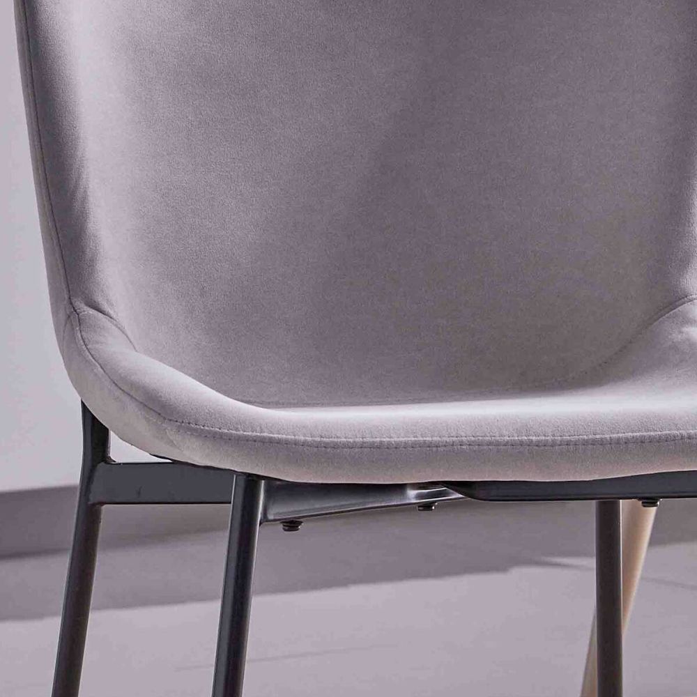 Juego de 4 Sillas con Estructura de Madera Tapizadas en Color Gris Claro y Patas Acabado Negro - Medidas 50x54x81 cm